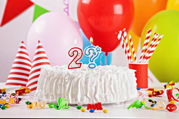 Doğum günü pastası ve dekorasyon — Stok fotoğraf