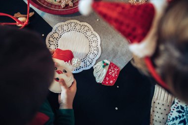 Sevimli çocuk ve bir kadın