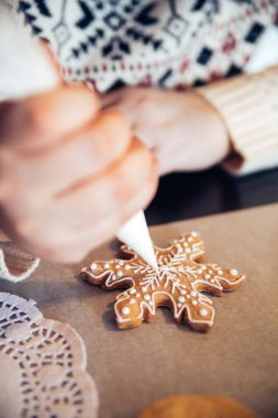 Bir şekilde dekore edilmiş Gingerbread kar taneleri