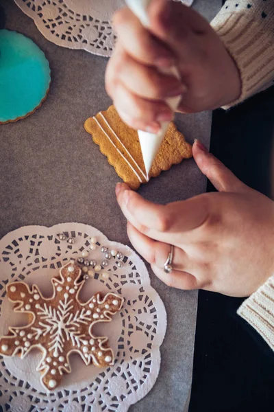 Decorating Gingerbread Cookies — Stock Photo, Image