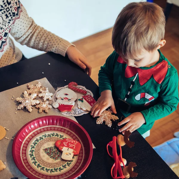 Sevimli çocuk dekorasyon Gingerbread çerezleri — Stok fotoğraf