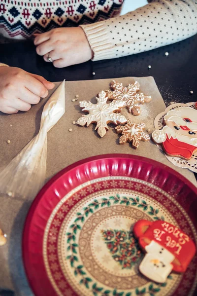 Dekorera pepparkakor — Stockfoto