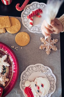 Bir şekilde dekore edilmiş Gingerbread kar taneleri
