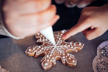 Bir şekilde dekore edilmiş Gingerbread kar taneleri