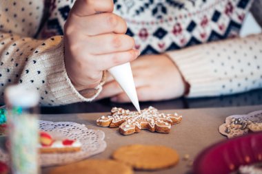 Bir şekilde dekore edilmiş Gingerbread kar taneleri