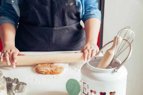 Делать тесто для пряничного печенья — стоковое фото