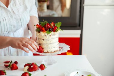 Dikkatle kek krema kadın