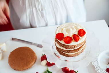 Kadın çıplak kek yapmak