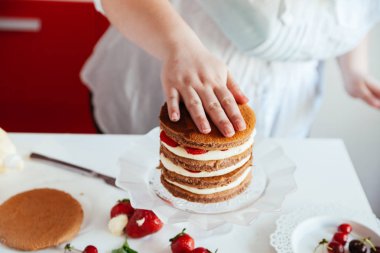 Kadın çıplak kek yapmak