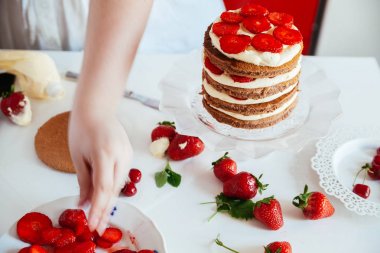 Dikkatle kek krema kadın