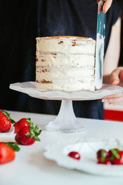 Dikkatle kek krema kadın