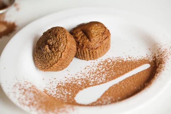 Muffins recién horneados en una placa blanca — Foto de Stock