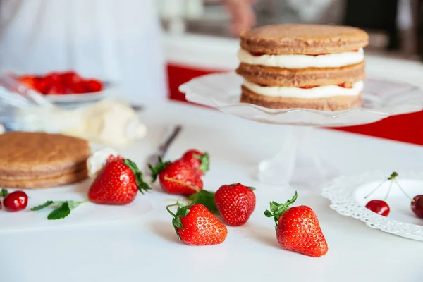 Femme faisant le gâteau nu — Photo