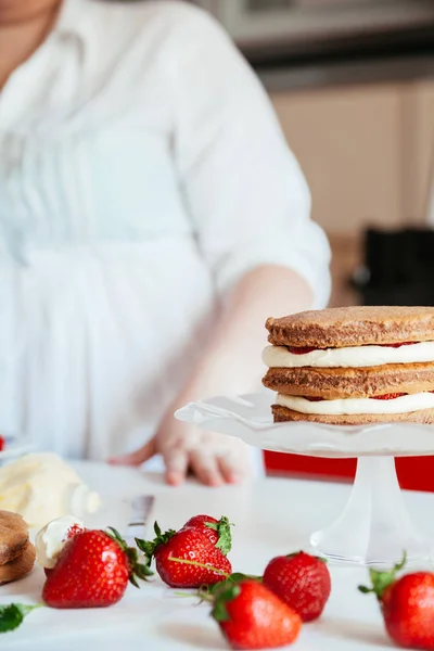 Kadın çıplak kek yapmak — Stok fotoğraf