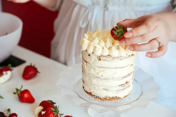 Femme glaçage soigneusement le gâteau — Photo