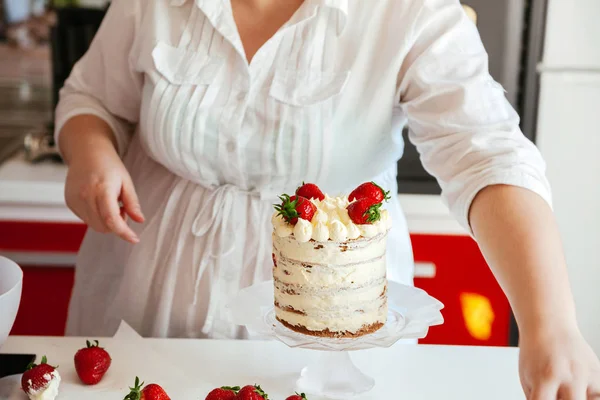 Woman Carefully Icing The Cake — Stock Photo, Image