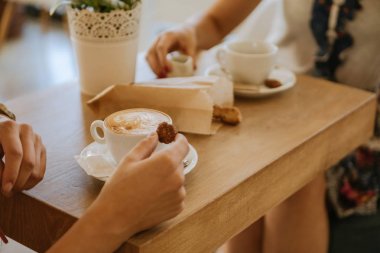 Kahvaltı ve kahve ahşap bir masa üzerinde