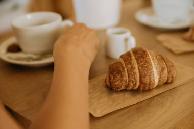 Kahvaltı ve kahve ahşap bir masa üzerinde