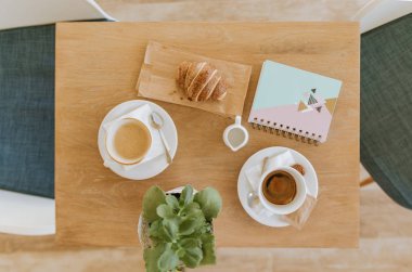 Kahvaltı ve kahve ahşap bir masa üzerinde