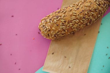 Mavi ve pembe arka plan üzerinde ekmek