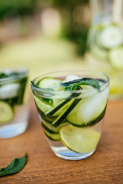 İnfüzyon Detoks su salatalık ile