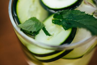 İnfüzyon Detoks su salatalık ile