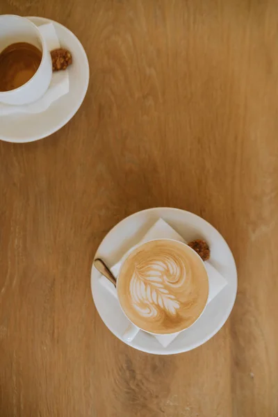 Café sobre fondo de madera — Foto de Stock