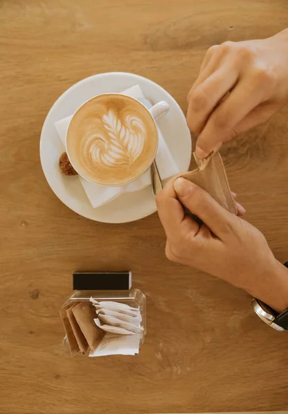 Café sobre fondo de madera —  Fotos de Stock