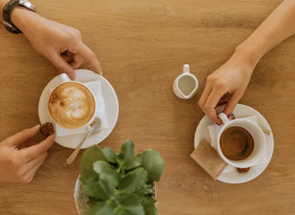 Desayuno y café en una mesa de madera —  Fotos de Stock