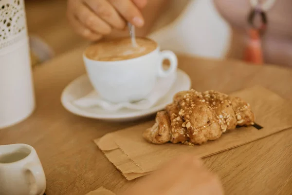 Desayuno y café en una mesa de madera —  Fotos de Stock