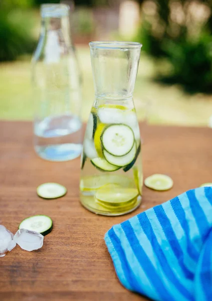 Agua de desintoxicación infundida con pepino —  Fotos de Stock