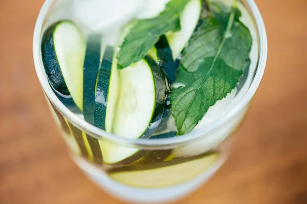 Acqua disintossicante infusa con cetriolo — Foto Stock