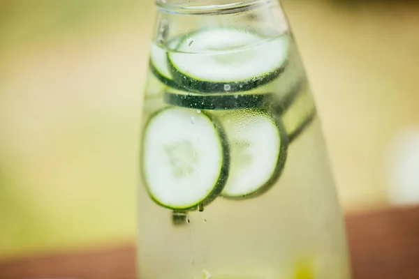 Agua de desintoxicación infundida con pepino —  Fotos de Stock