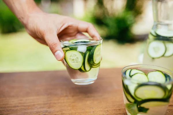 Tenant un verre avec de l'eau de désintoxication infusée — Photo