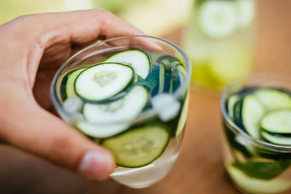 Tenere un bicchiere con acqua disintossicata infusa — Foto Stock