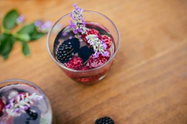 Bir bardak suda infüzyon Detoks