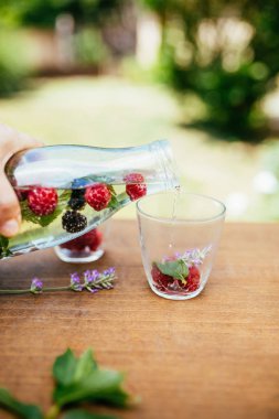 Dökme cam su infüzyon