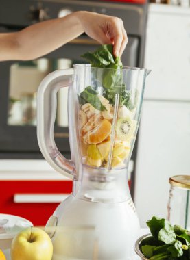 Mutfakta genç bir kadın.