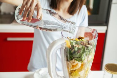 Mutfakta genç bir kadın.