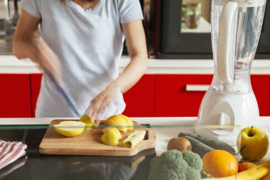 Mutfakta genç bir kadın.