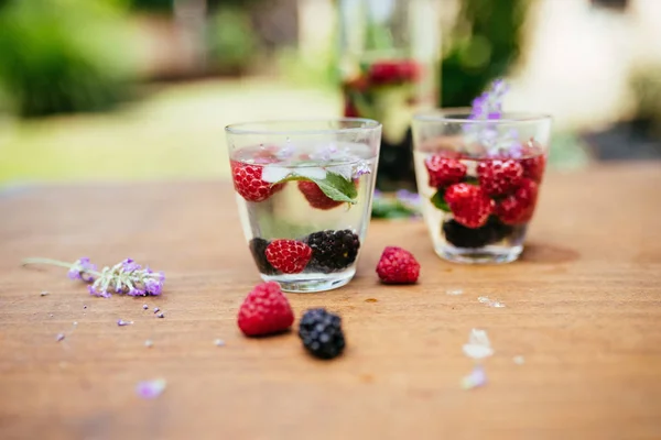 Aufgossenes Entgiftungswasser in einem Glas — Stockfoto