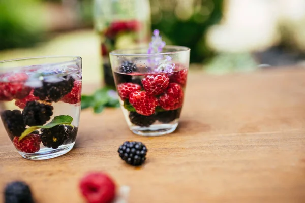 Aufgossenes Entgiftungswasser in einem Glas — Stockfoto