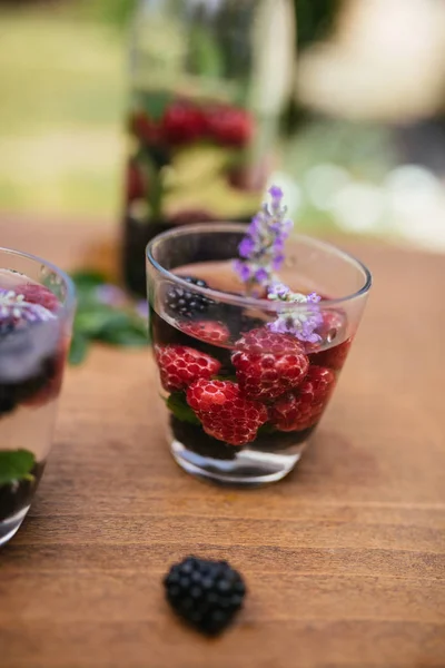 Aufgossenes Entgiftungswasser in einem Glas — Stockfoto