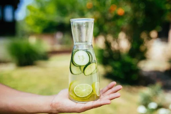 Geïnfundeerd detox water met komkommer — Stockfoto