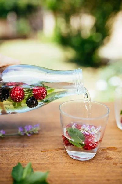 Infusionswasser ins Glas gießen — Stockfoto