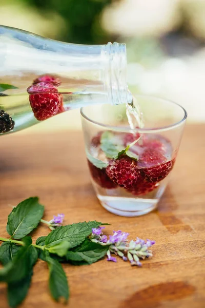 Infusionswasser ins Glas gießen — Stockfoto