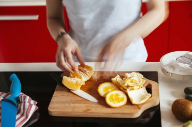 Mutfakta genç bir kadın.