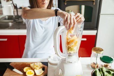 Mutfakta genç bir kadın.