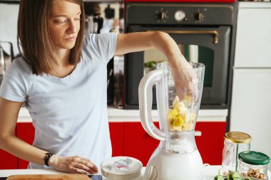 Mutfakta genç bir kadın.