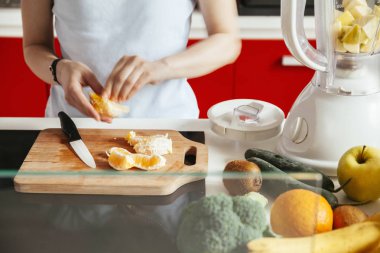 Mutfakta genç bir kadın.